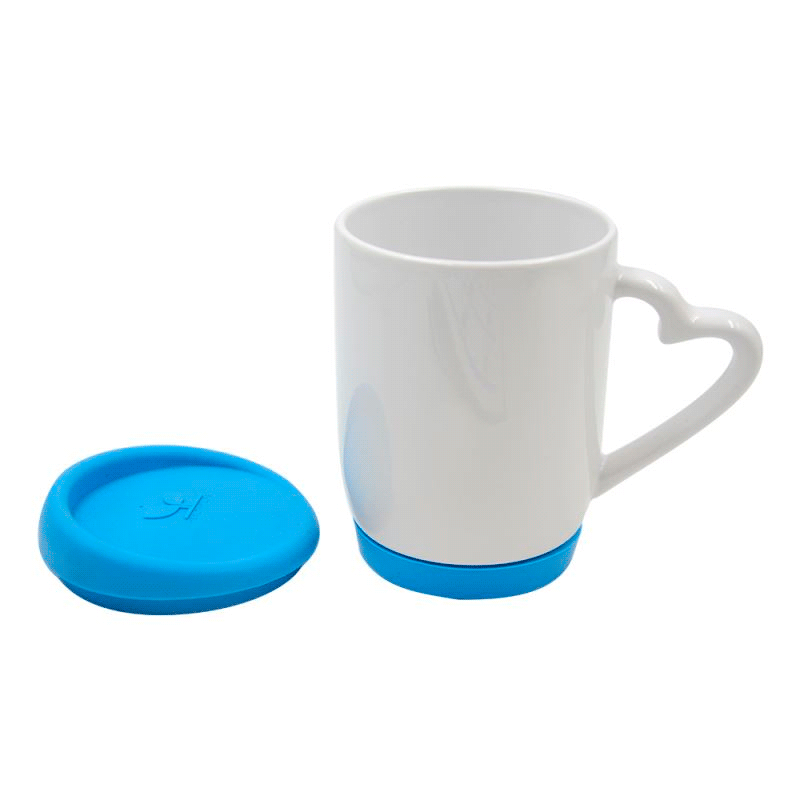 Taza blanca con tapa y base silicona y asa corazón
